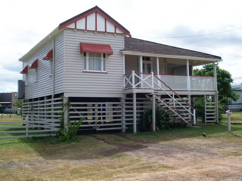 4 BEDROOMS 200MTRS FROM THE SHOPPING CENTRE Picture 2