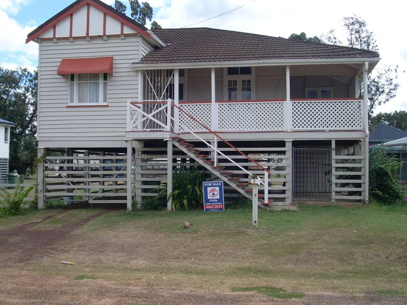 4 BEDROOMS 200MTRS FROM THE SHOPPING CENTRE Picture 1