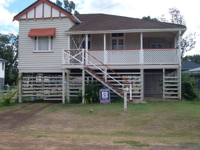 4 BEDROOMS 200MTRS FROM THE SHOPPING CENTRE Picture