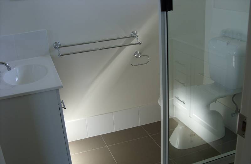 Near new family home. Picture 3