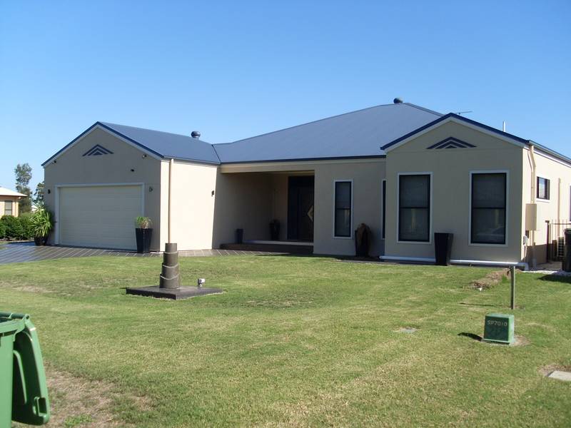 PRESTIGE HOME IN THE BEST STREET IN TOWN Picture 2