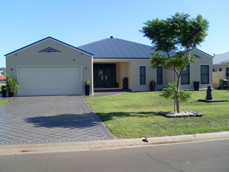 PRESTIGE HOME IN THE BEST STREET IN TOWN Picture 1