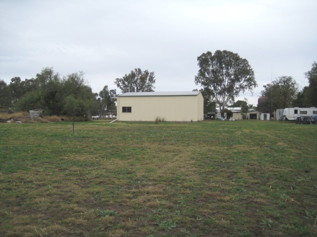 SHED AND LAND Picture 3
