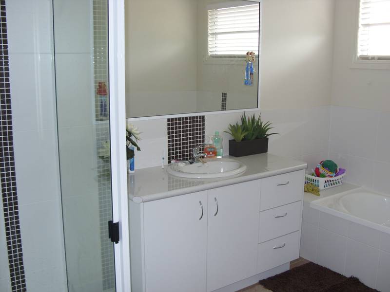 FAMILY HOME WITH TWO WEEKS FREE RENT. Picture 3