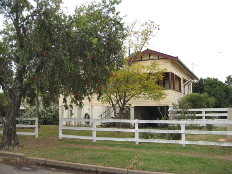 FOR SALE - LARGE RESIDENCE, SHOP AND STOCK Picture 3