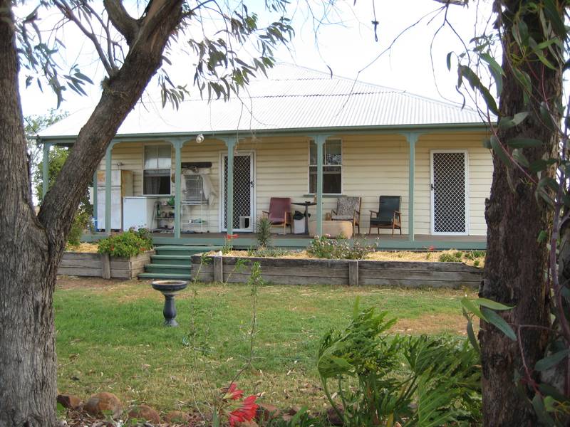 COUNTRY COTTAGE Picture 1