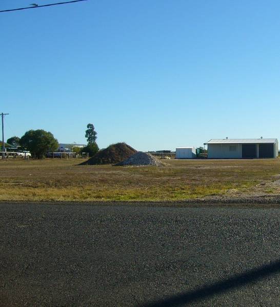 LARGE BLOCK WITH TOWN WATER Picture
