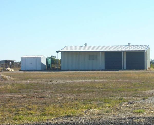 LARGE BLOCK WITH TOWN WATER Picture