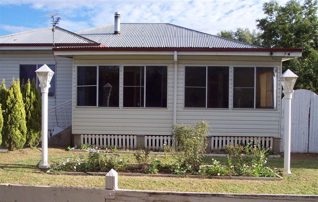 FAMILY HOME IN MITCHELL Picture 2