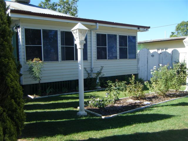 FAMILY HOME IN MITCHELL Picture 1