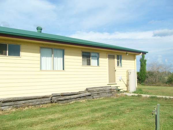 MINUTES FROM TOWN Picture 3