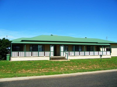 EXECUTIVE STYLE HOME IN QUIET LOCATION Picture