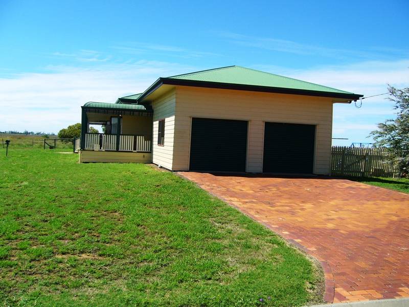 EXECUTIVE STYLE HOME IN QUIET LOCATION Picture 3