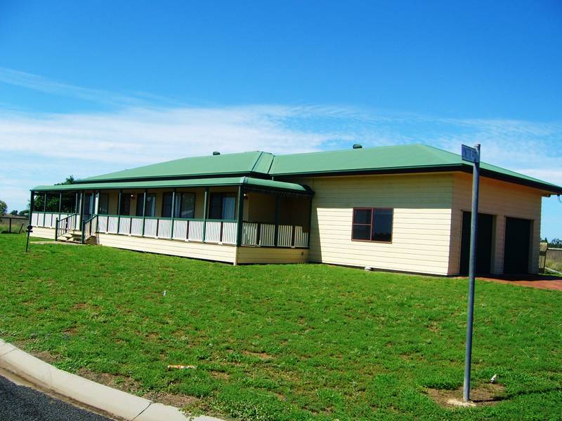 EXECUTIVE STYLE HOME IN QUIET LOCATION Picture 2