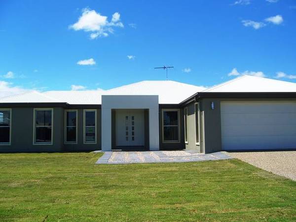 JUST A 9 IRON TO THE GOLF COURSE Picture 1