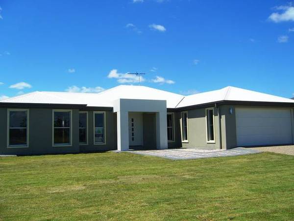 JUST A 9 IRON TO THE GOLF COURSE Picture 2