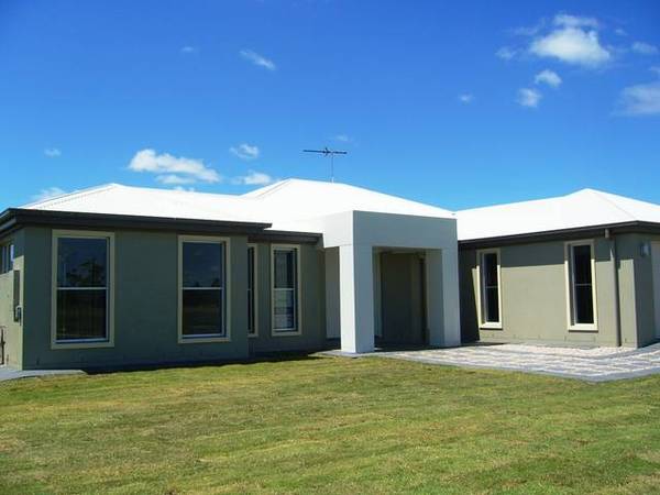 JUST A 9 IRON TO THE GOLF COURSE Picture 3