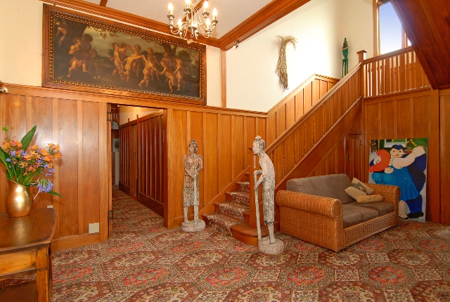 STATELY ELEGANCE Picture 3