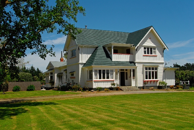 STATELY ELEGANCE Picture 1