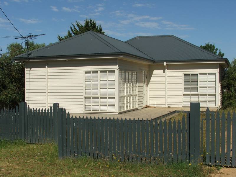 WHAT A STUNNING RENOVATION!!!!!! Picture 1