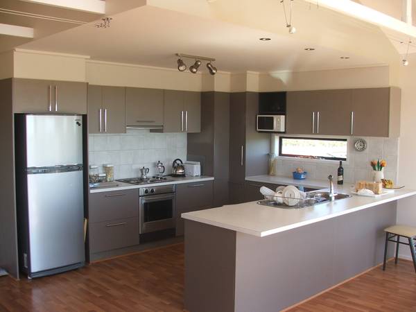 STYLISH HOLIDAYS BY THE BAY WITH PANORAMIC WATER VIEWS! Picture 3