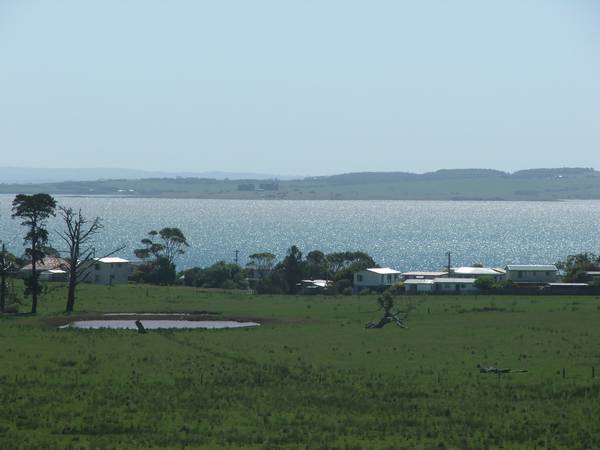 STYLISH HOLIDAYS BY THE BAY WITH PANORAMIC WATER VIEWS! Picture 2