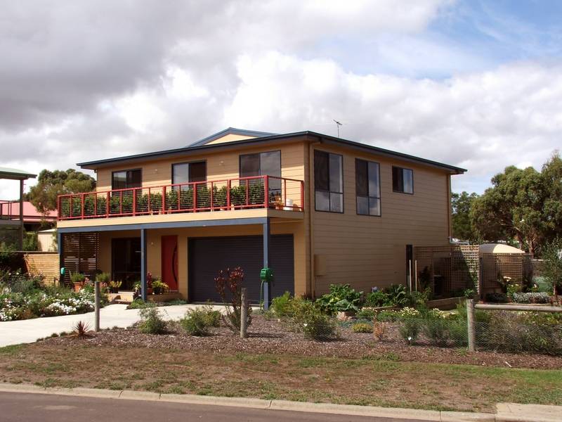 STUNNING HOME WITH WATER VIEWS! Picture 2