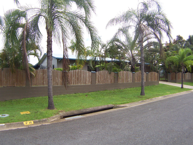 HUGE ENTERTAINER WITH POOL Picture 1