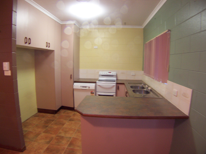 HUGE ENTERTAINER WITH POOL Picture 2