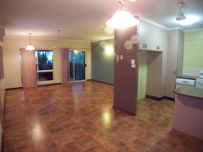 HUGE ENTERTAINER WITH POOL Picture 3