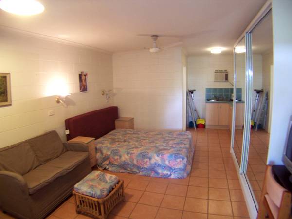 STUDIO APARMENT SET IN RESORT STYLE LIVING Picture 3