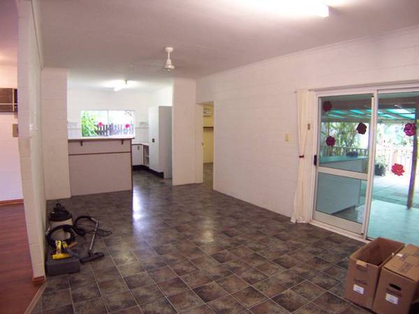 4 BEDROOMS, AIRCON, WORKSHED Picture 2