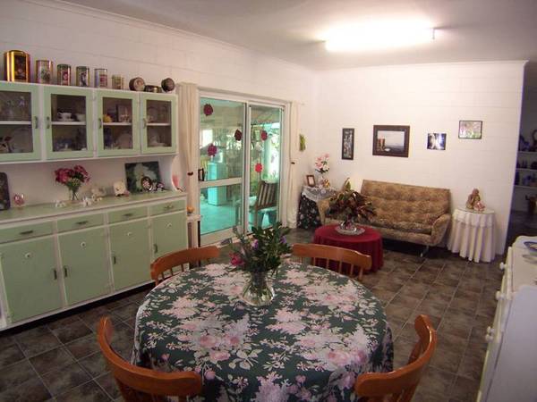 4 BEDROOMS, AIRCON, WORKSHED Picture 3