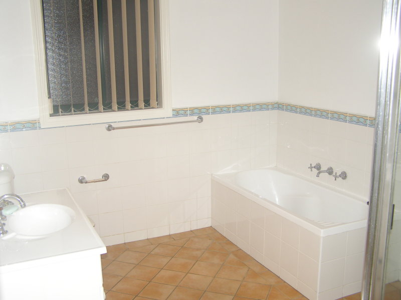 LARGE MODERN TOWNHOUSE Picture 3