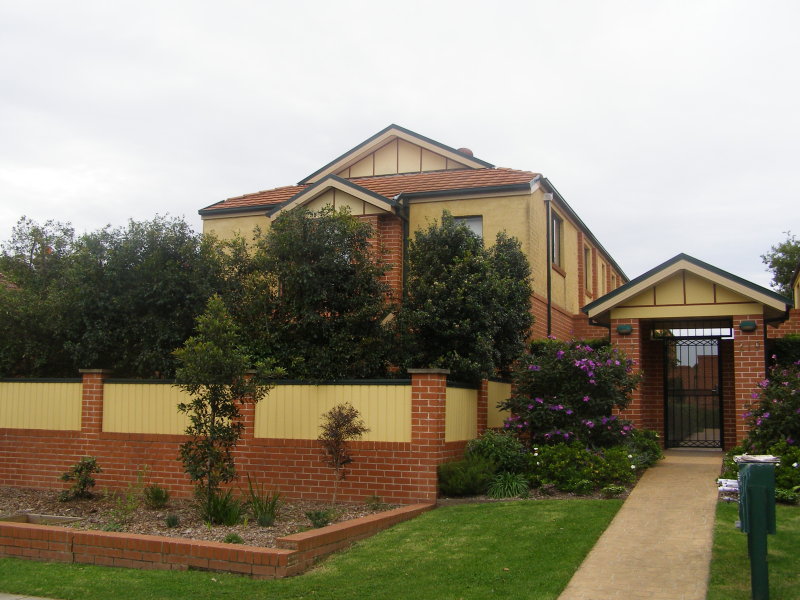 LARGE MODERN TOWNHOUSE Picture 1