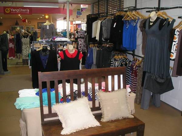 Business for Sale - LADIES FASHION BOUTIQUE Picture 2