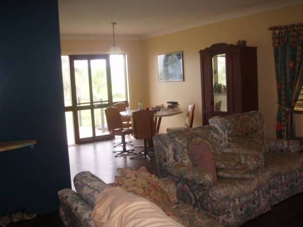 SPACIOUS SPLIT LEVEL HOME Picture 2