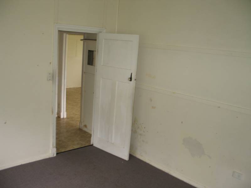 AUCTION AUCTION AUCTION! Picture 2