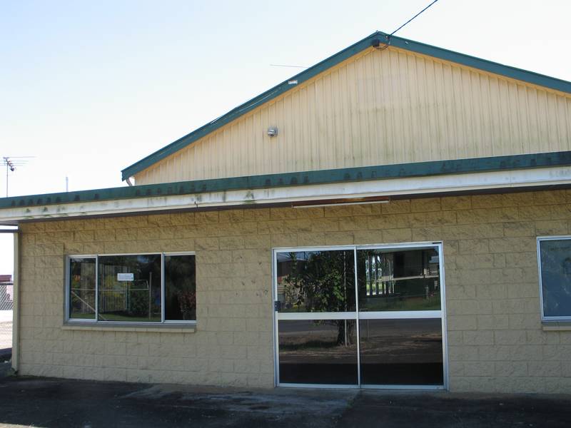 LARGE WAREHOUSE WITH RETAIL SHOWROOM Picture 2