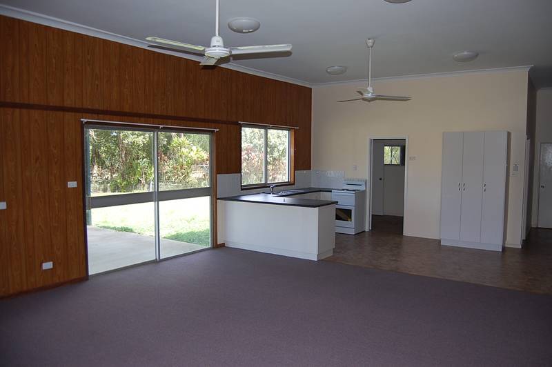 ROOMY HOME-ROOMY BLOCK-ROOMY SHED! Picture 3