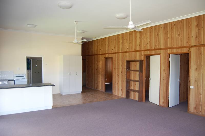 ROOMY HOME-ROOMY BLOCK-ROOMY SHED! Picture 2