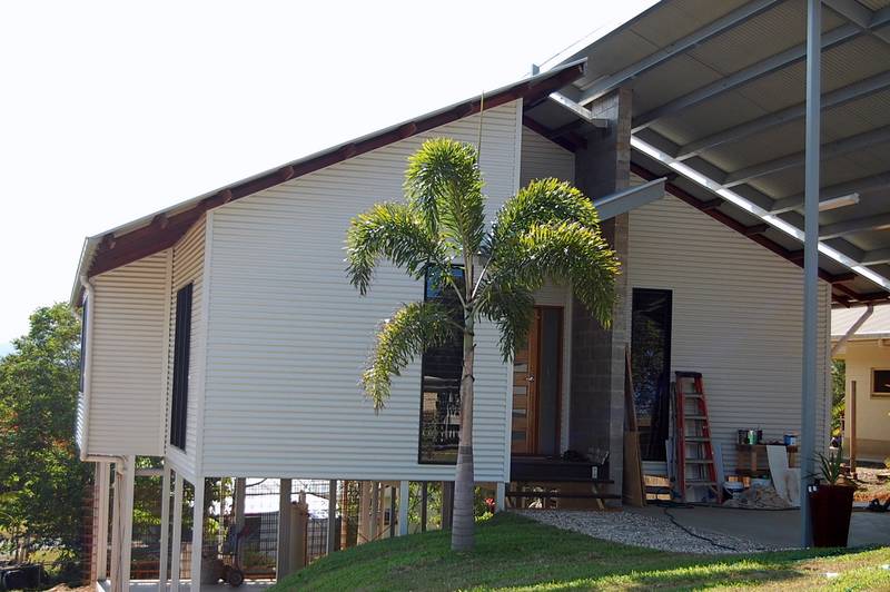 EFFICIENT MODERN TROPICAL Picture 1