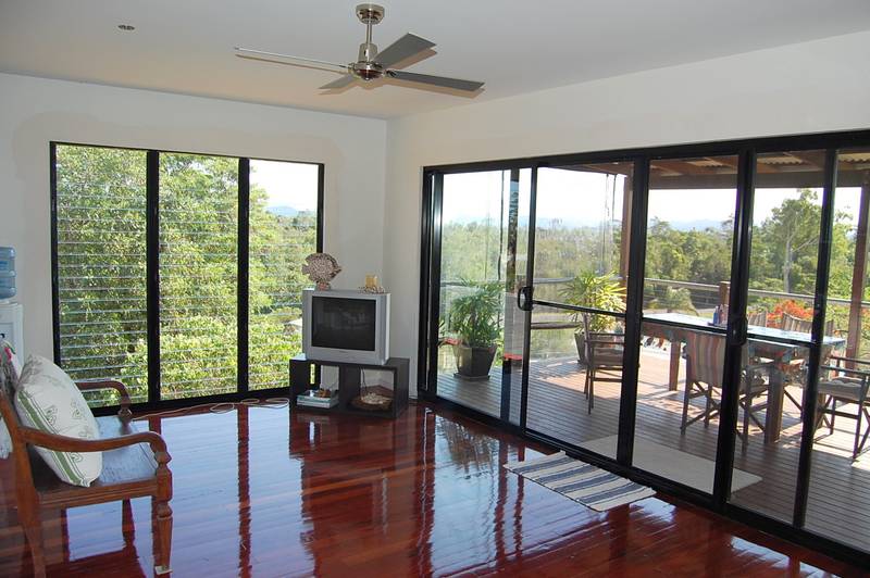 EFFICIENT MODERN TROPICAL Picture 3