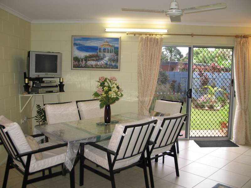 PRIVACY - MODERN - IN TOWN Picture 3