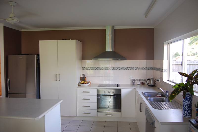 LOW SET BLOCK EXECUTIVE HOME Picture 3