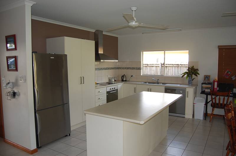 LOW SET BLOCK EXECUTIVE HOME Picture 2