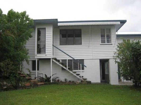 THREE BEDROOM FAMILY HOME Picture 2