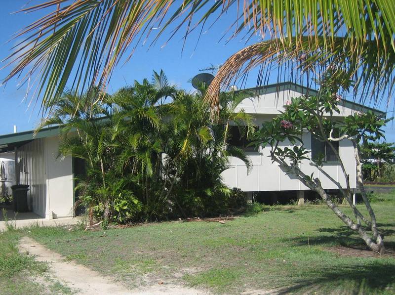 THREE BEDROOM HOUSE CLOSE TO BEACH Picture 1