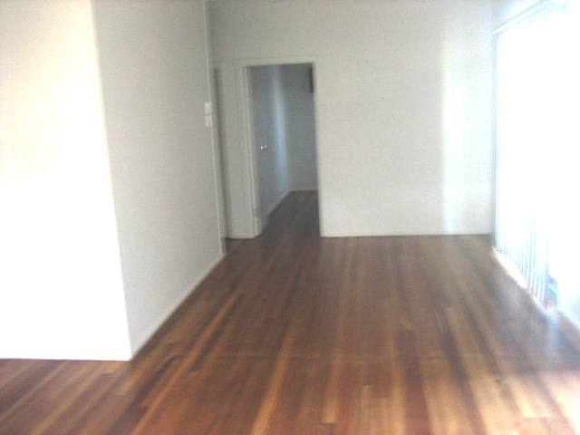 THREE BEDROOM HOUSE CLOSE TO BEACH Picture 3