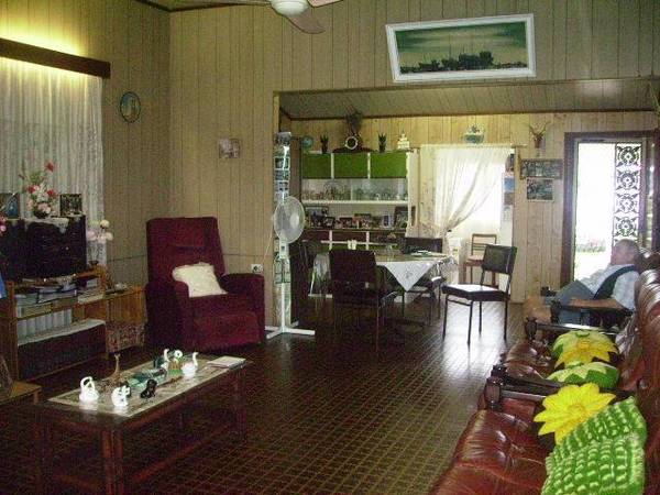 HOME IN THE COUNTRY - 10 MINUTES FROM TOWN Picture 1